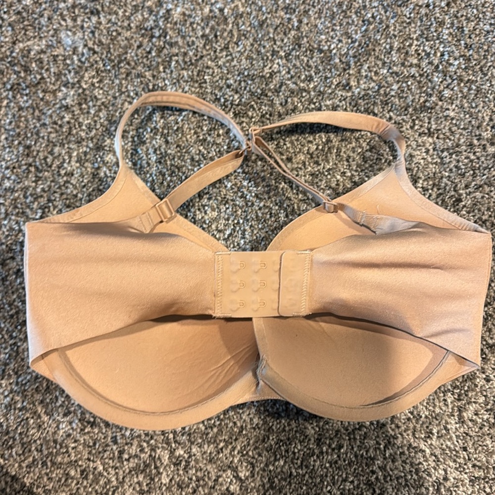 SKIMS Smooth Toned Molded Bra in Nude Tan - Picture 2 of 3